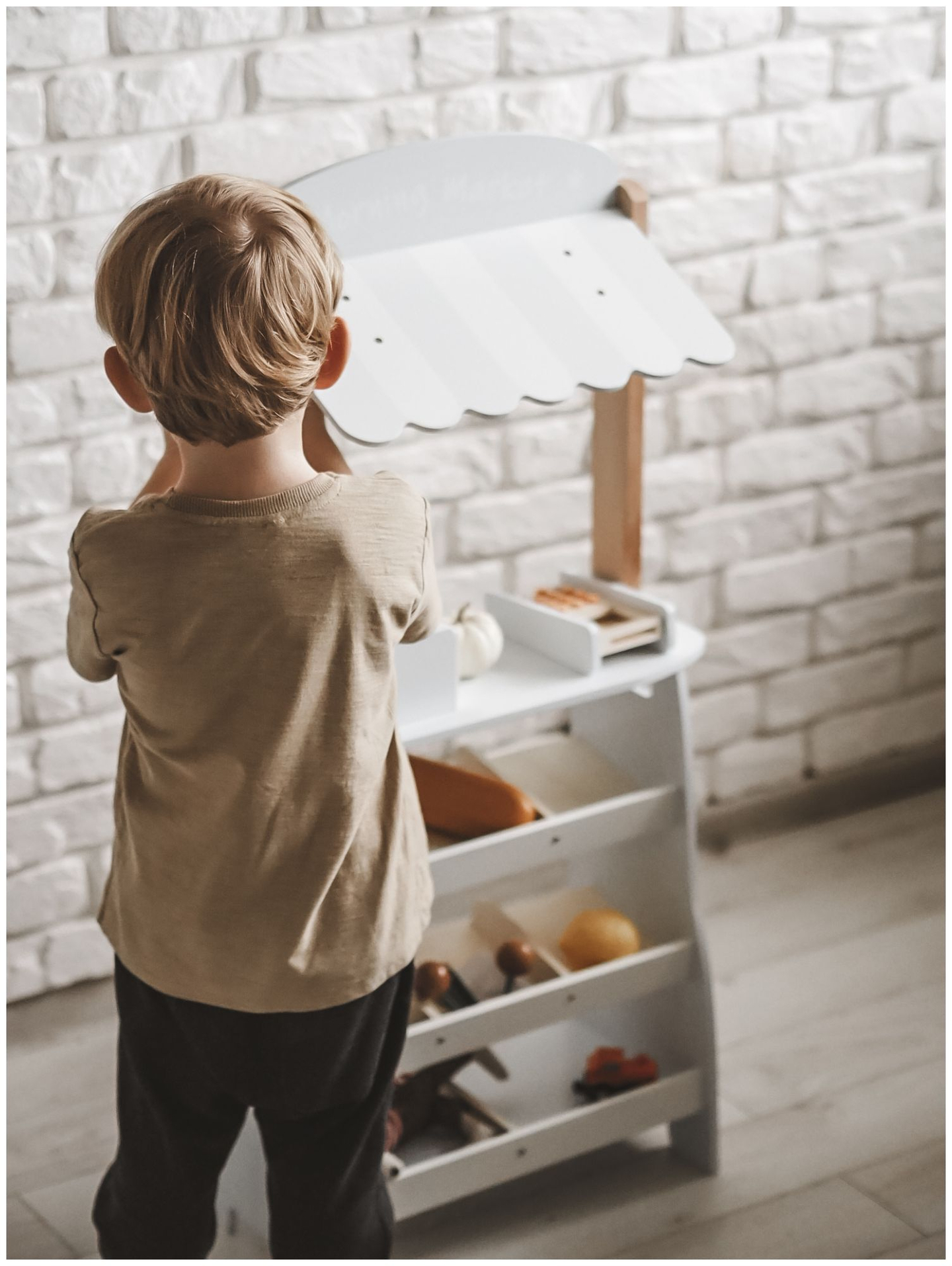 Magasin de légumes - étalage en bois avec caisses, caisse enregistreuse et terminal