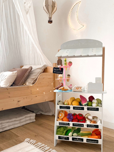 Magasin de légumes - étalage en bois avec caisses, caisse enregistreuse et terminal 