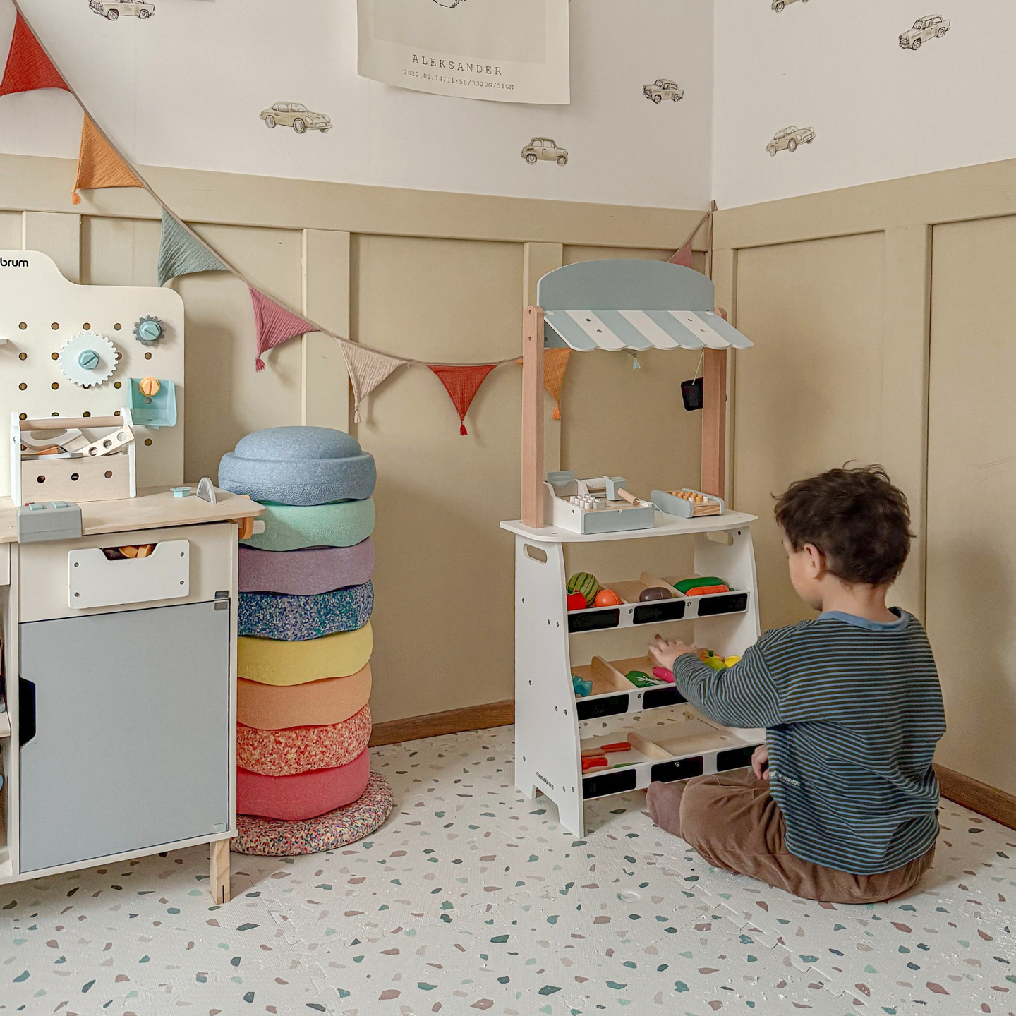 Magasin de légumes - étalage en bois avec caisses, caisse enregistreuse et terminal