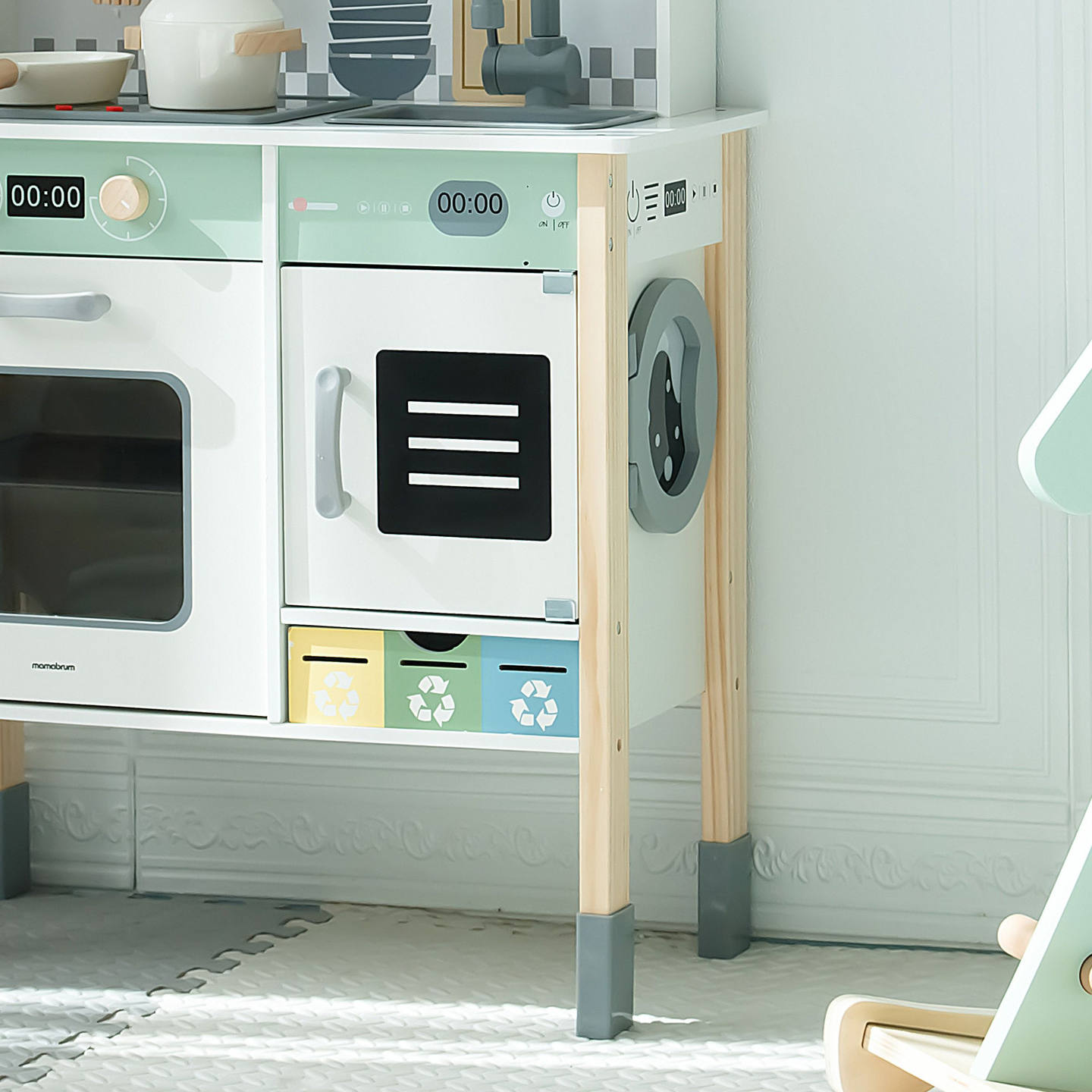 Cuisine interactive avec lave-linge, lave-vaisselle et tableau noir