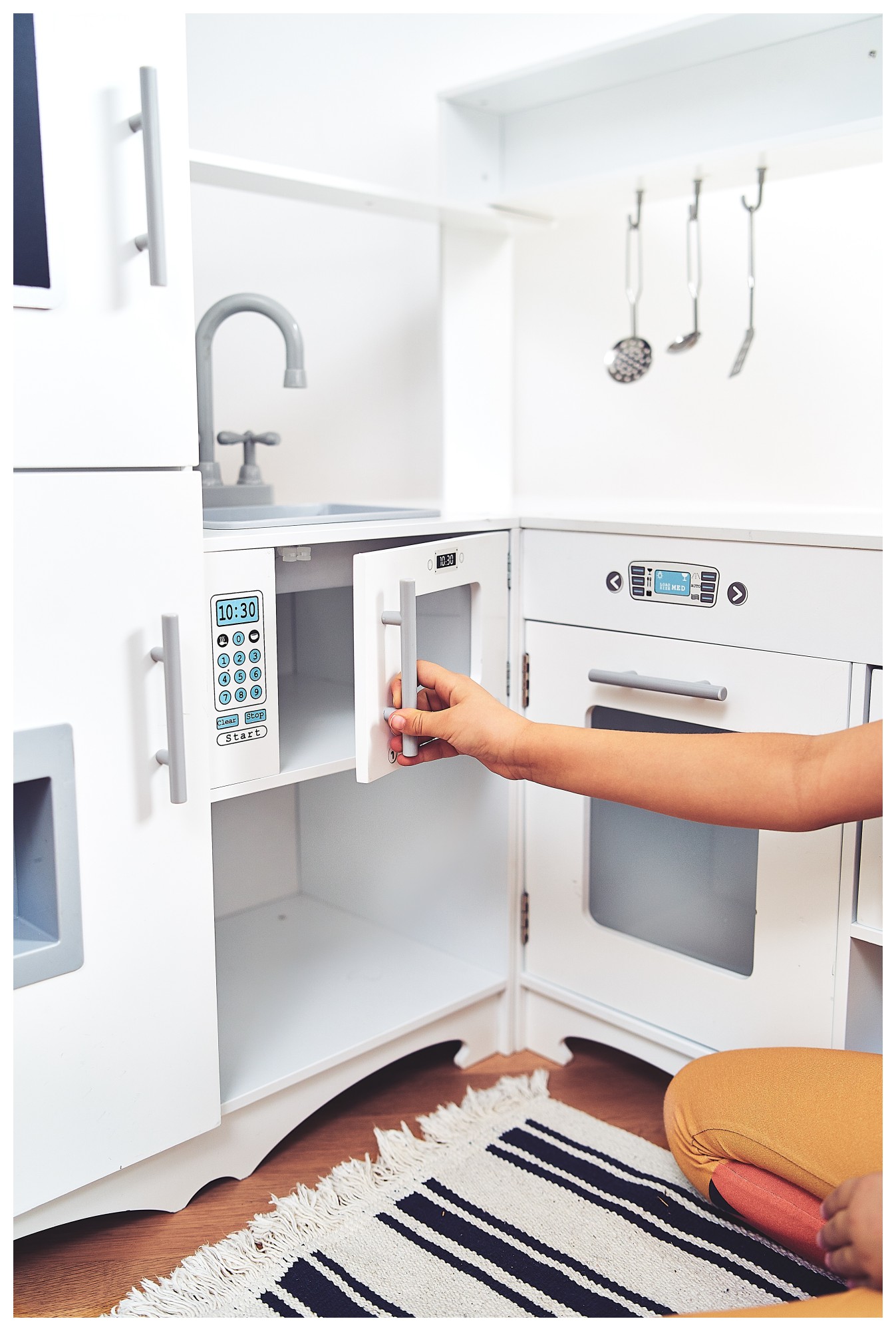 Coin cuisine XXXL en bois avec réfrigérateur, four, machine à laver, tablier et accessoires