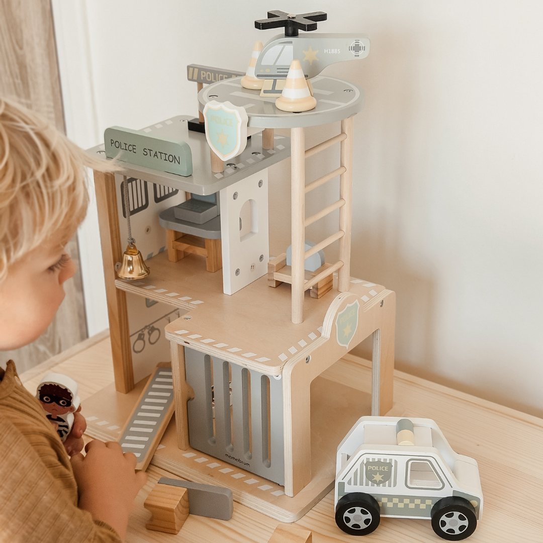 Poste de police en bois avec accessoires