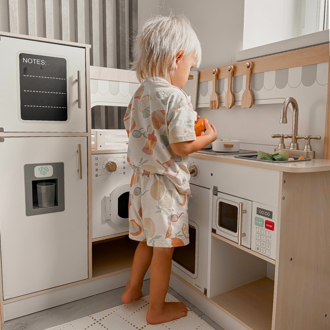 Cuisine d'angle interactive en bois XXXL avec réfrigérateur, micro-ondes, four, lave-linge et accessoires - naturel