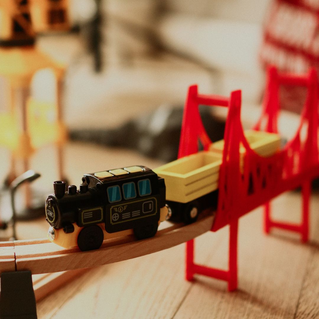 Chemin de fer en bois, train à batterie - Ville : voies, voitures, pont, aéroport