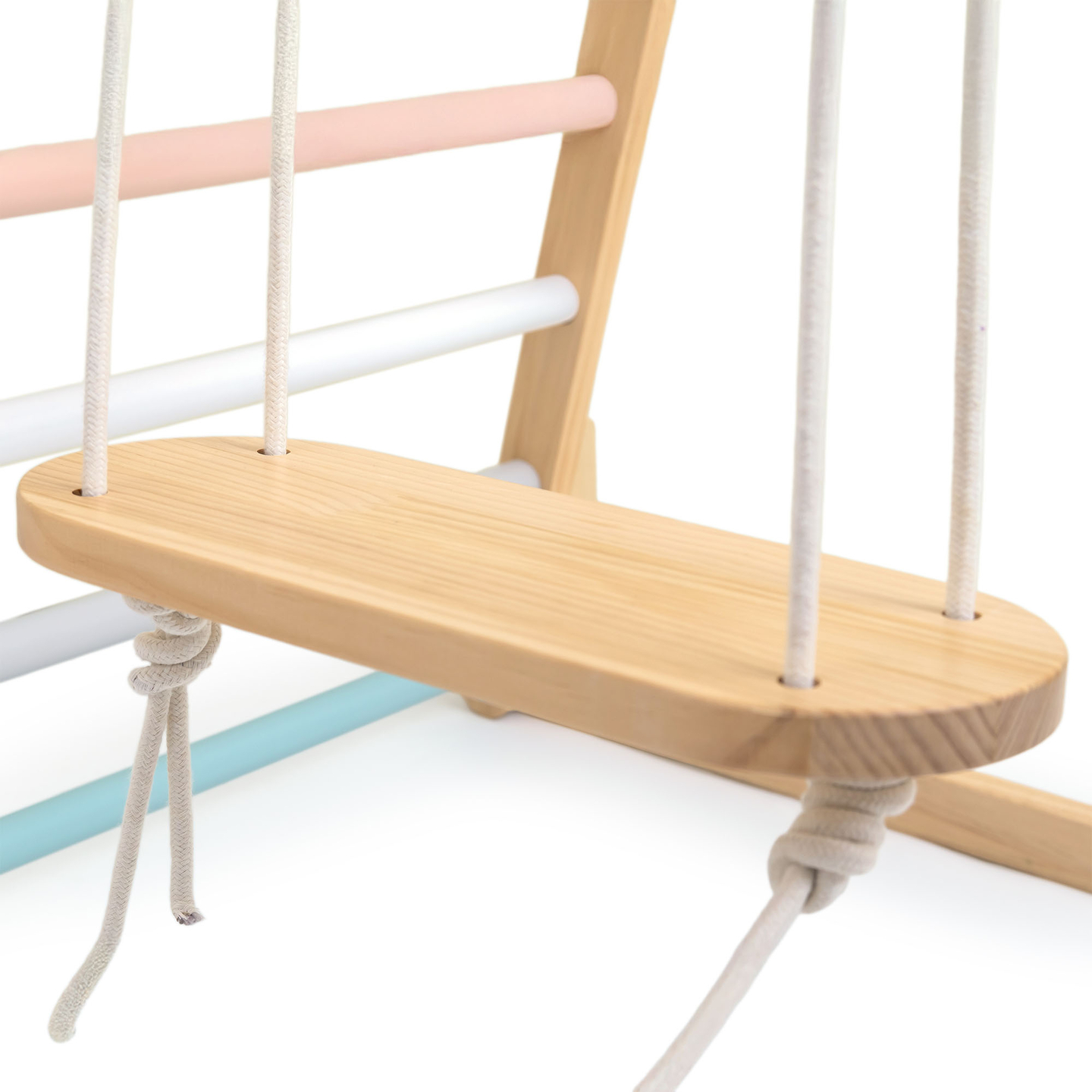 Aire de jeux intérieure en bois avec balançoire, anneaux de gymnastique et filet d'escalade