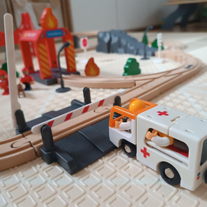 Chemin de fer en bois, train à batterie - Pompiers, voies, voitures, ponts, barrière