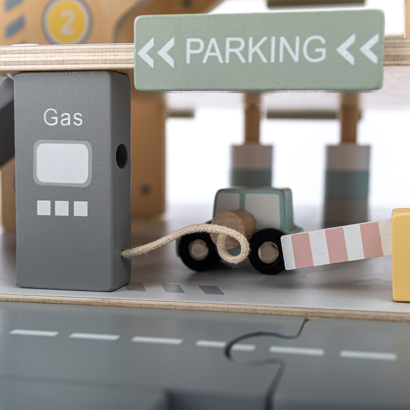 Garage en bois à trois étages pour enfants avec accessoires – parking, station-service, lave-auto, hélicoptère