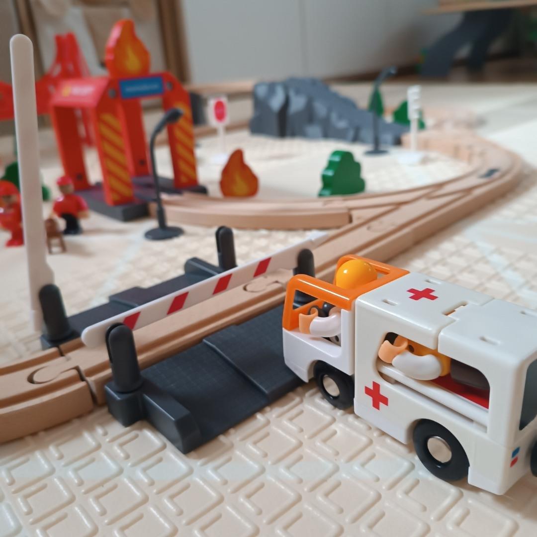 Chemin de fer en bois, train à batterie - Pompiers, voies, voitures, ponts, barrière