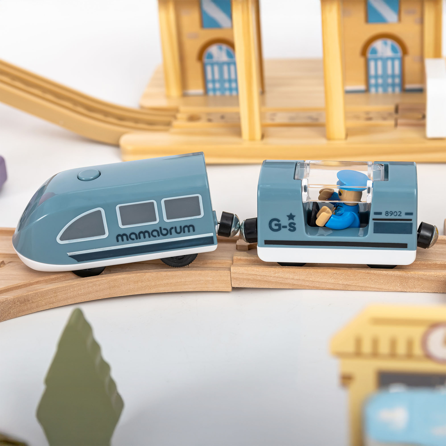 Chemin de fer urbain en bois avec train électrique - grue mobile, bateau, ponts