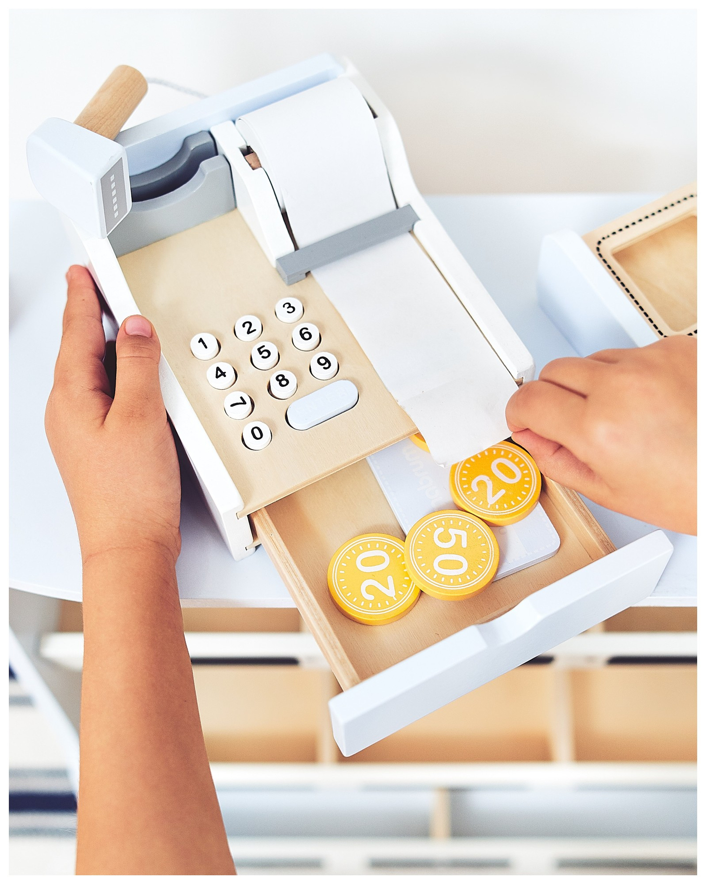 Magasin de légumes - étalage en bois avec caisses, caisse enregistreuse et terminal