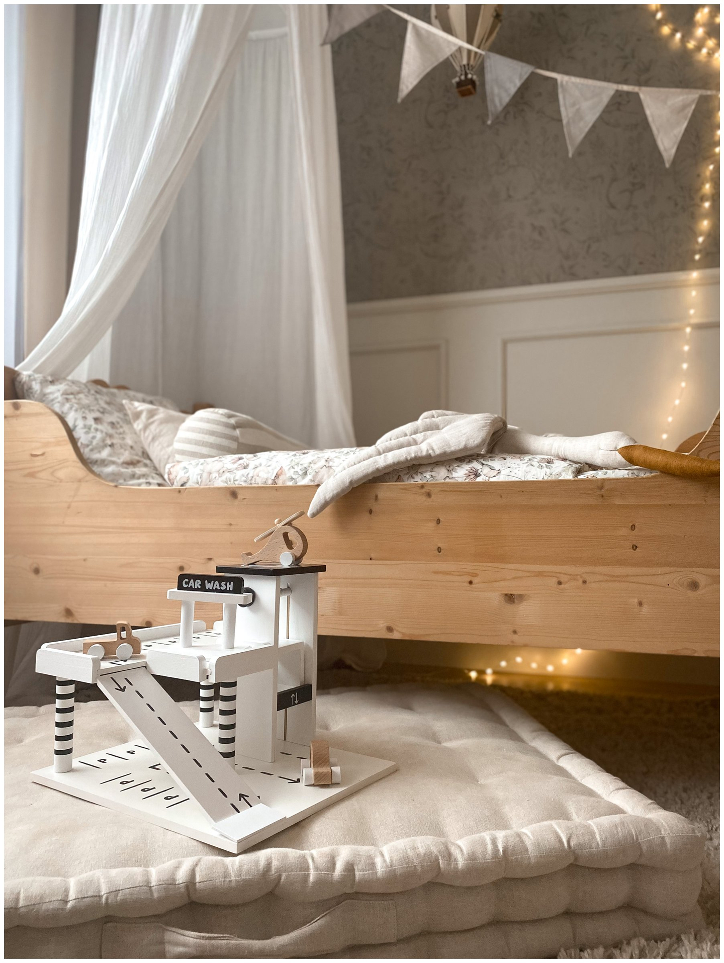 Garage en bois - parking à étages - voitures, ascenseur, hélicoptère