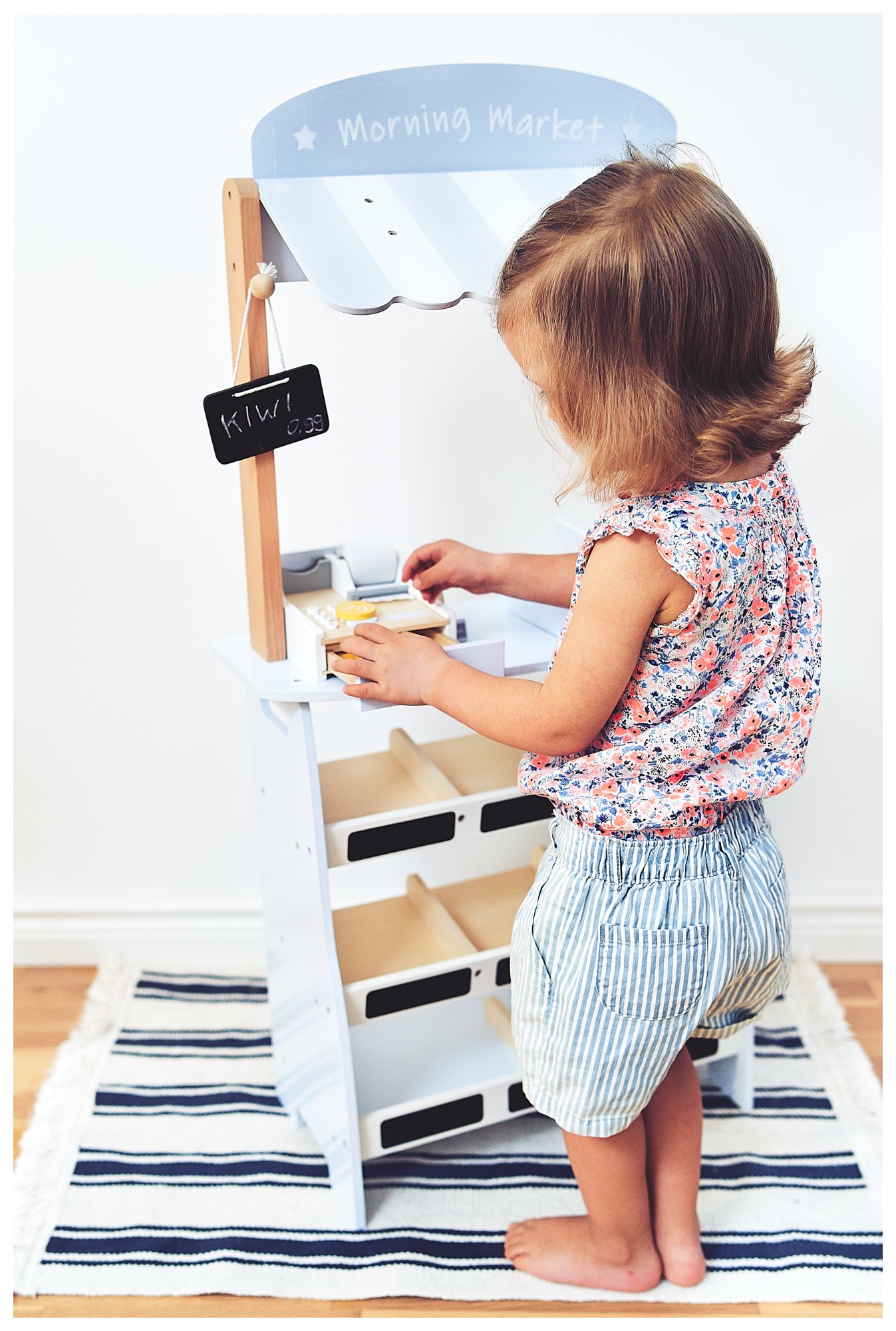 Magasin de légumes - étalage en bois avec caisses, caisse enregistreuse et terminal