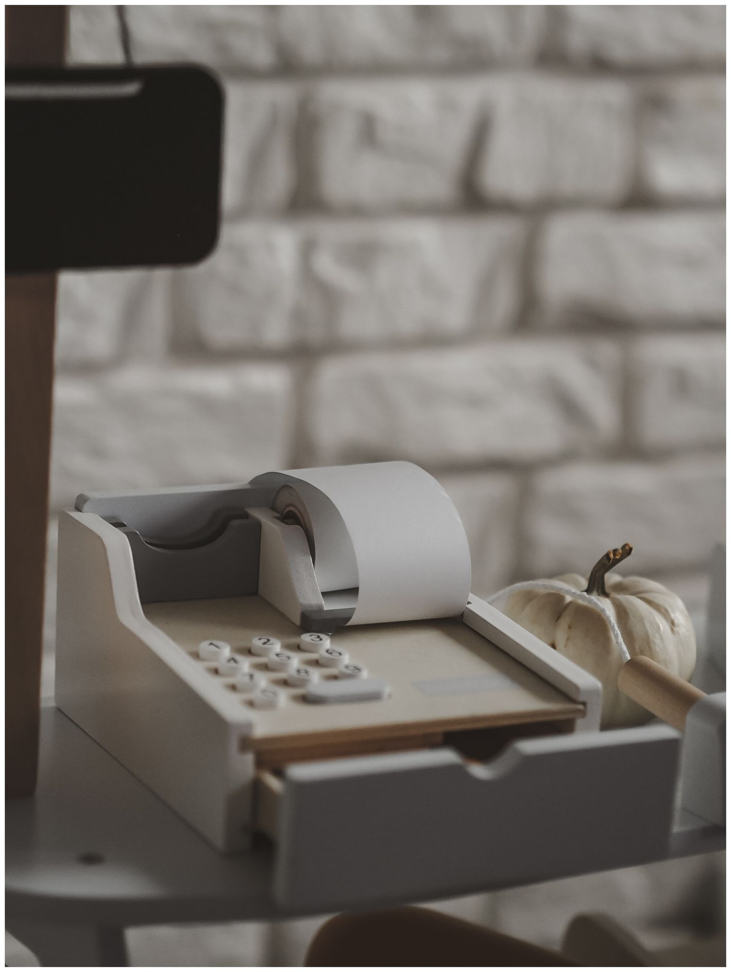 Magasin de légumes - étalage en bois avec caisses, caisse enregistreuse et terminal