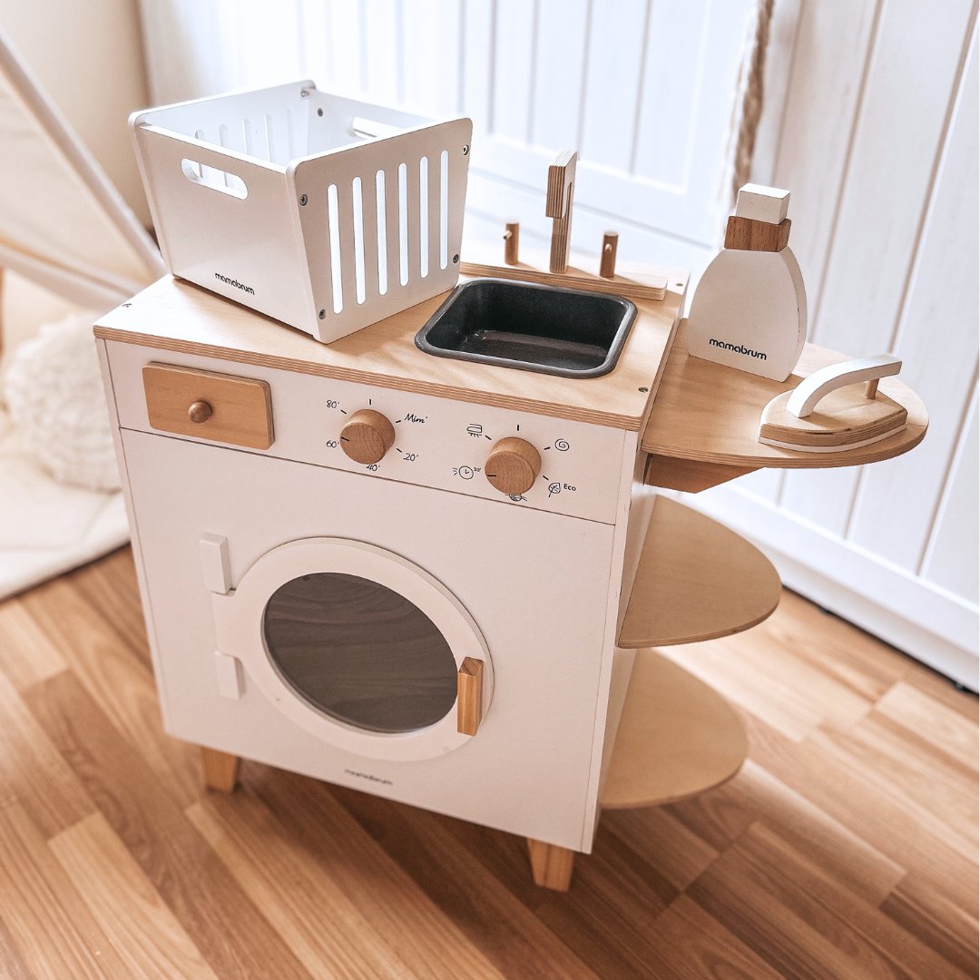 Machine à laver en bois avec fer à repasser, panier et produit de lavage