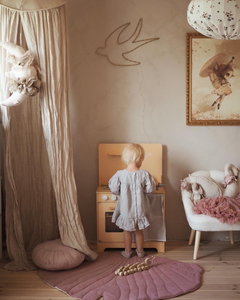 Cuisine en bois avec tablier, accessoires et éclairage LED