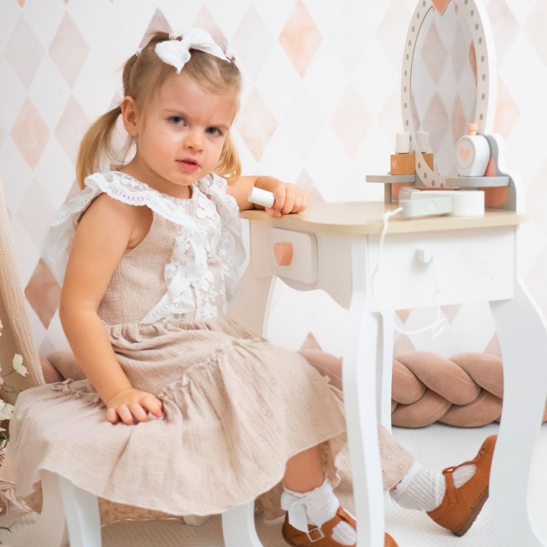 Coiffeuse en bois avec tabouret et accessoires