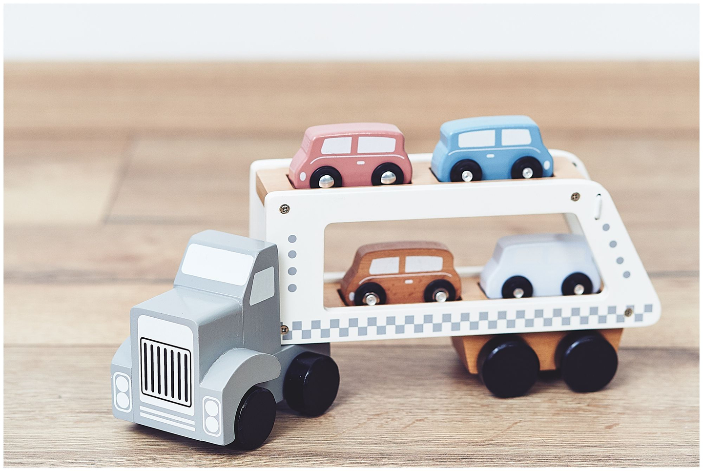 Camion-remorque en bois avec 4 voitures