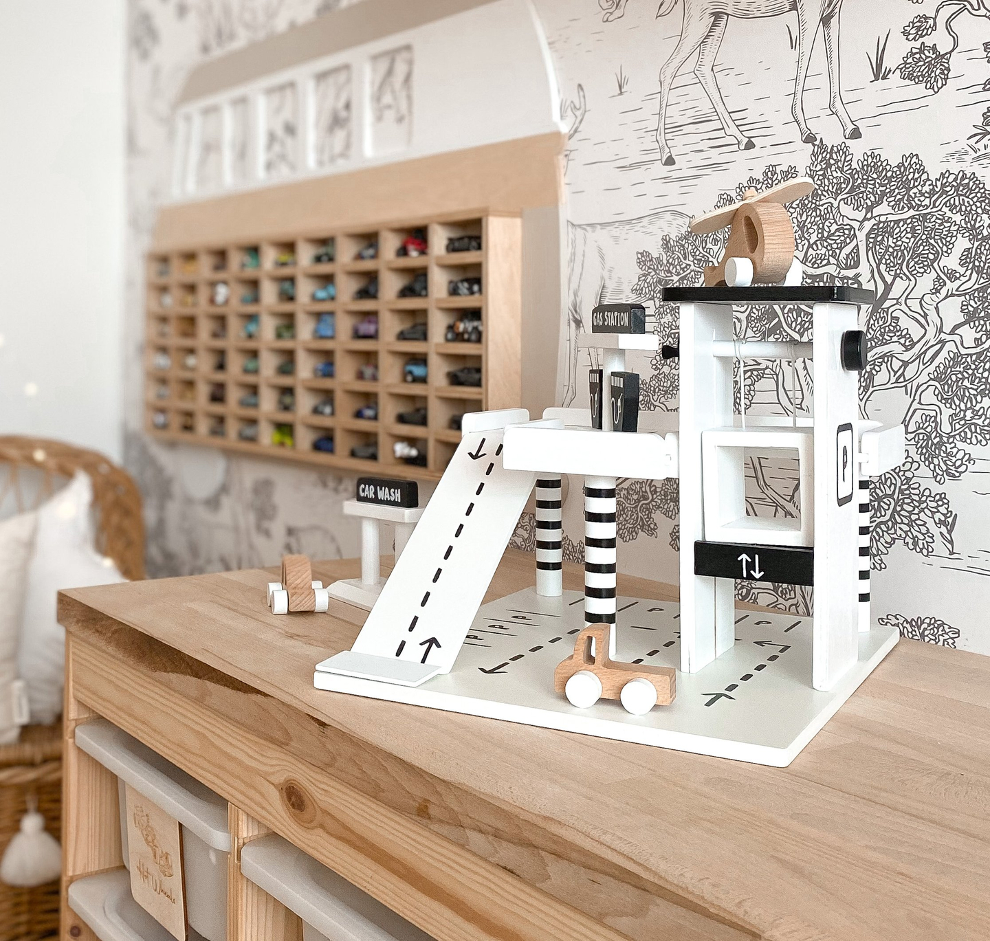 Garage en bois - parking à étages - voitures, ascenseur, hélicoptère