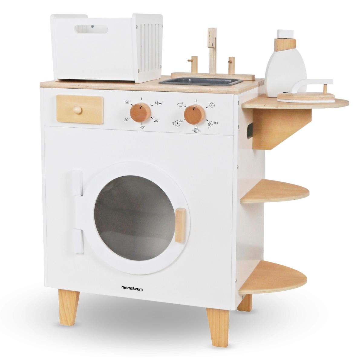 Machine à laver en bois avec fer à repasser, panier et produit de lavage