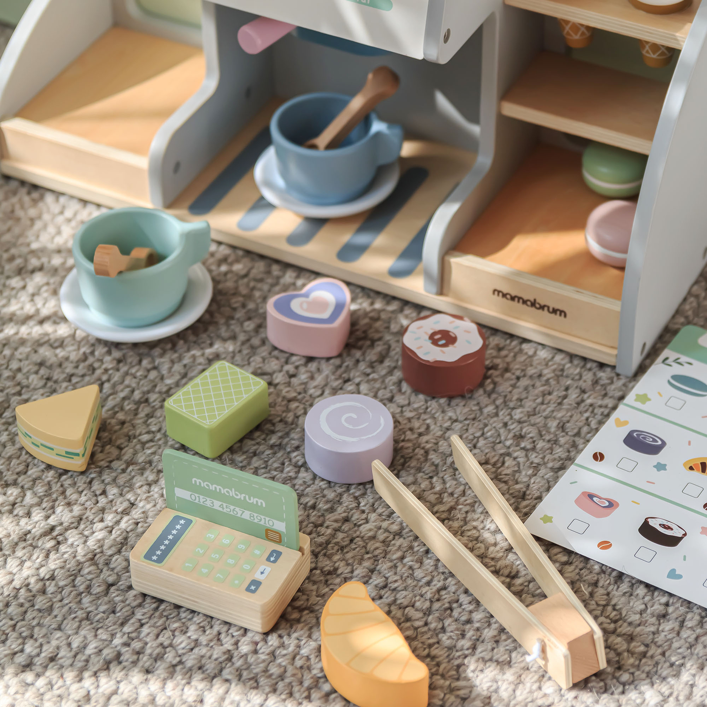 Une grande glacière en bois avec tableau magnétique, machine à café et set de glaces et de desserts - plus de 70 pièces !