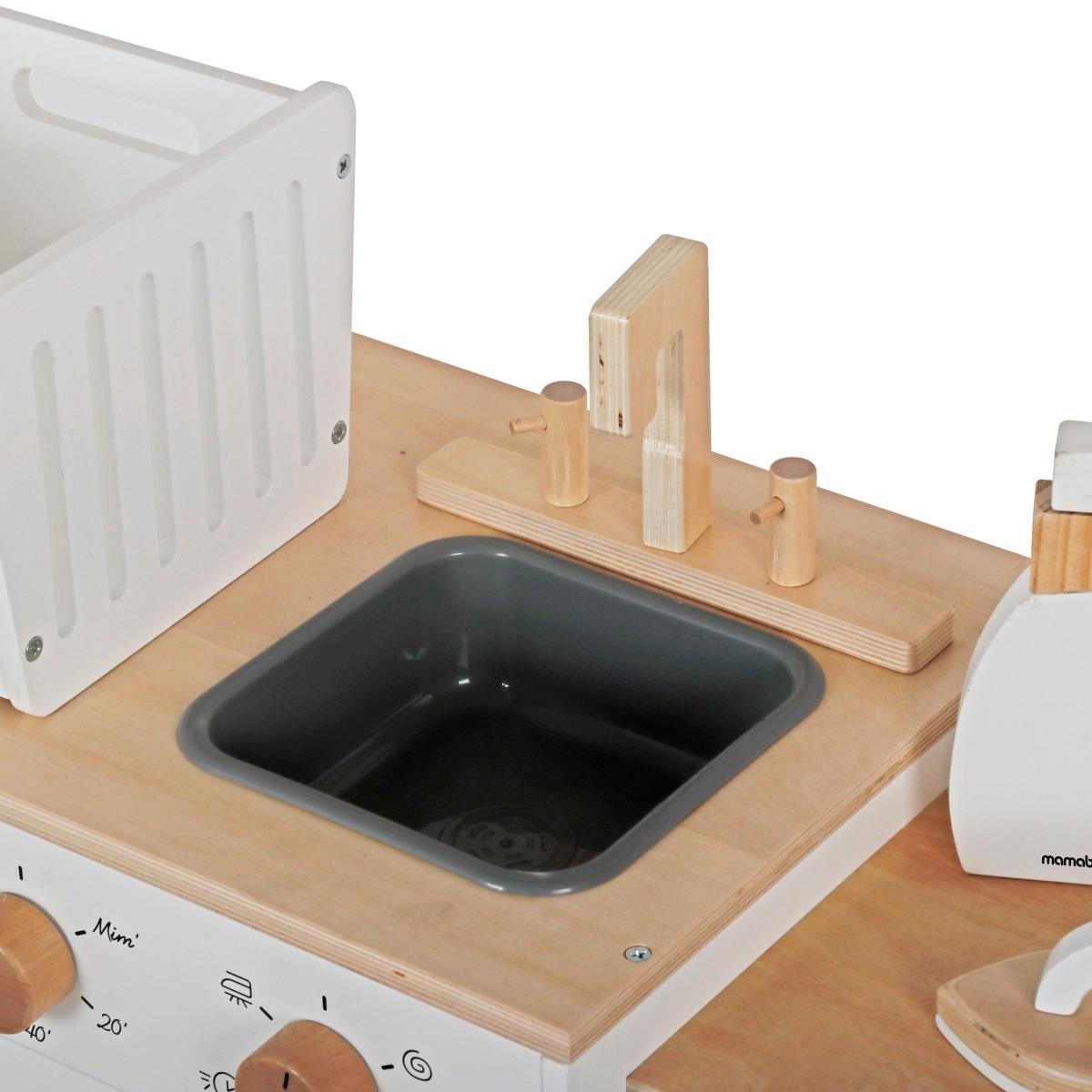 Machine à laver en bois avec fer à repasser, panier et produit de lavage