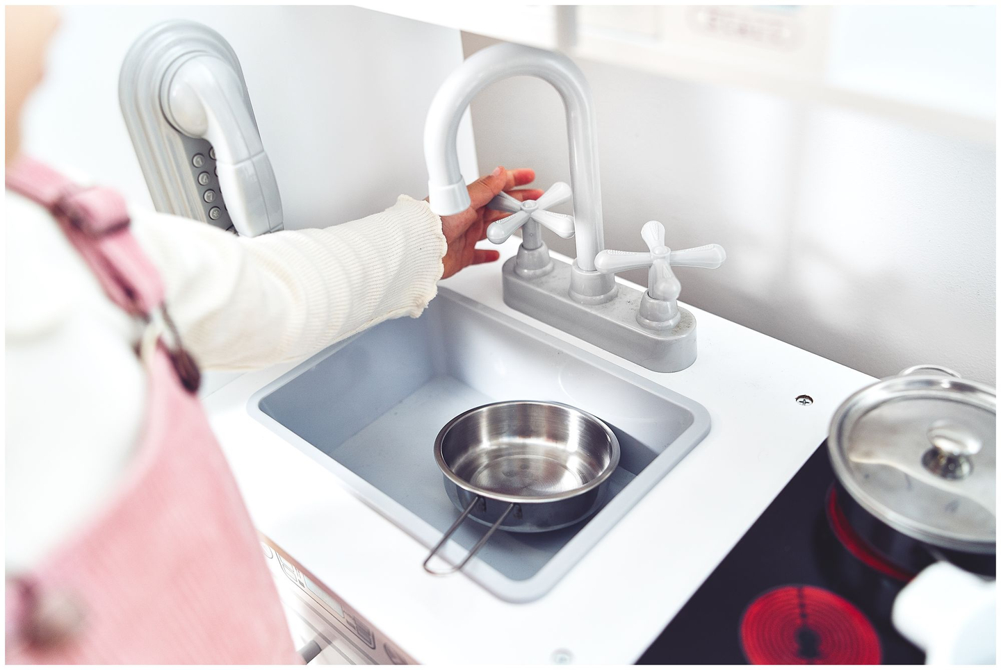 Grands accessoires de cuisine en bois blanc et tablier