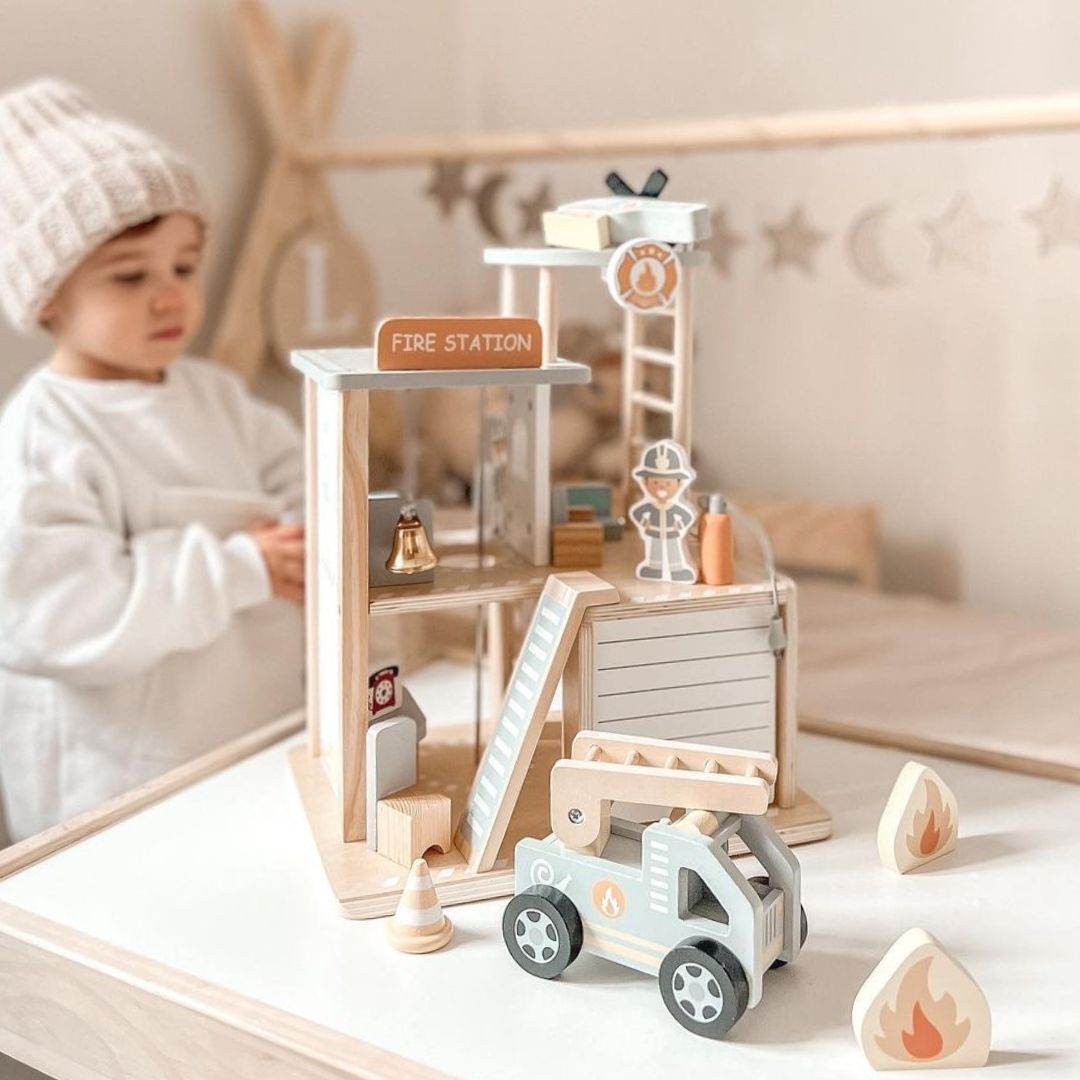 Caserne de pompiers en bois avec accessoires, pompiers
