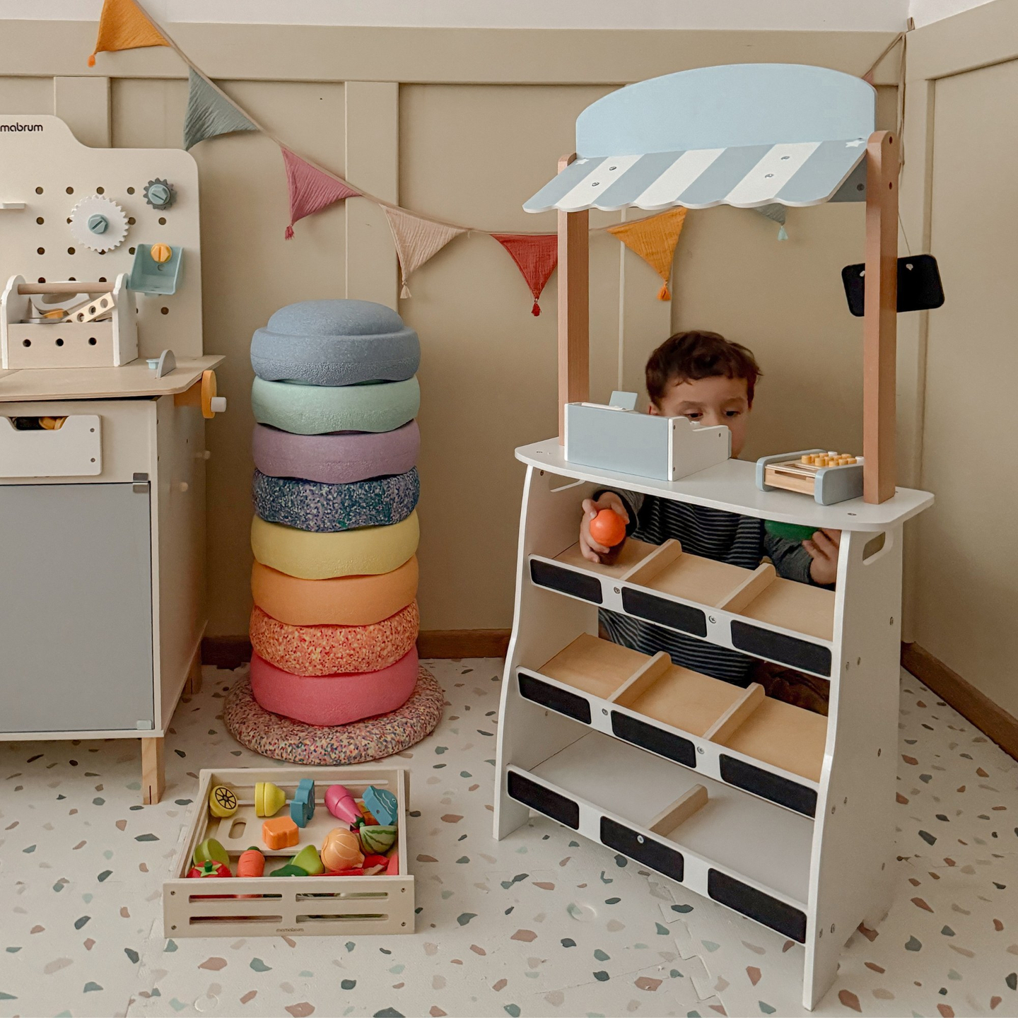 Magasin de légumes - étalage en bois avec caisses, caisse enregistreuse et terminal