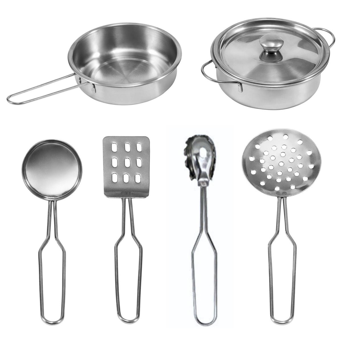 Cuisine blanche en bois avec accessoires et tablier