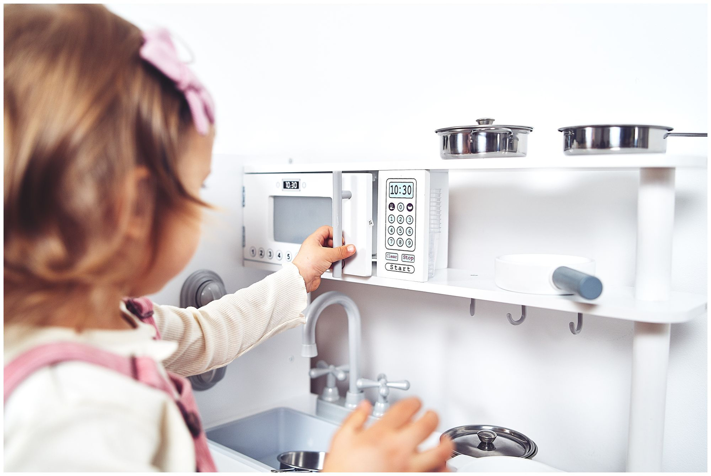 Grands accessoires de cuisine en bois blanc et tablier