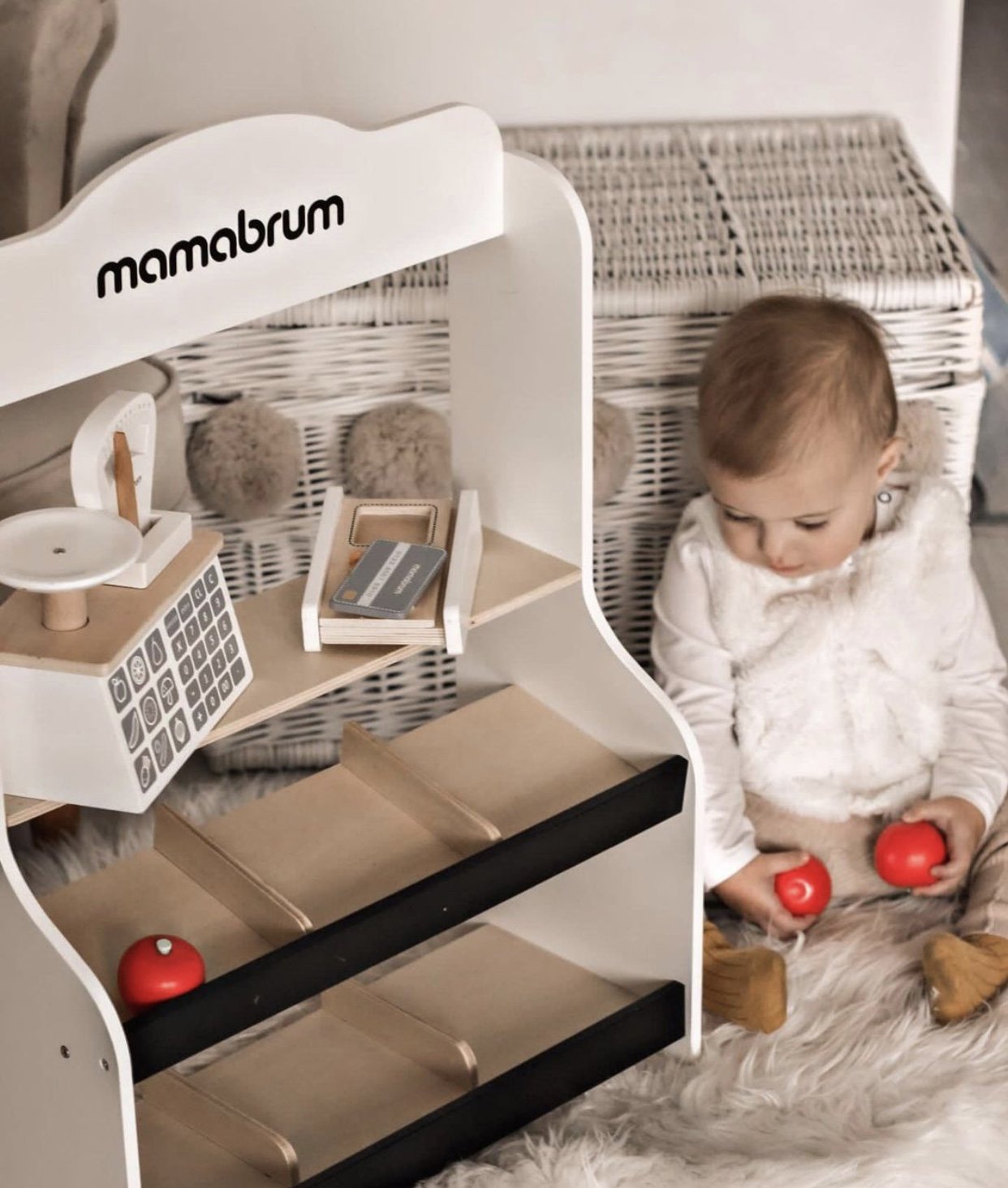 Mini market - magasin avec balances, terminal, carte de paiement et fruits