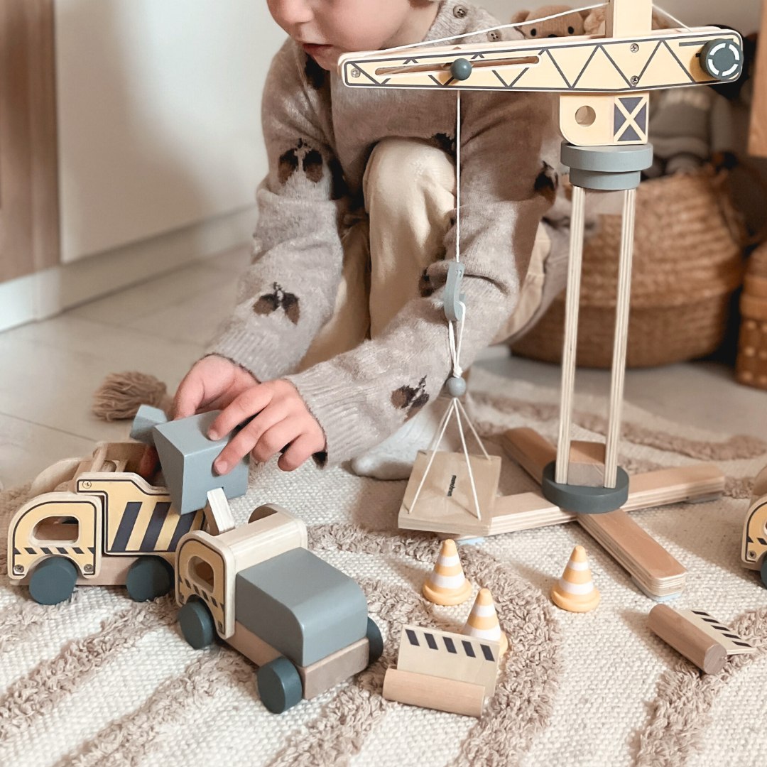 Chantier de construction en bois avec grande grue mobile et véhicules, grue à tour