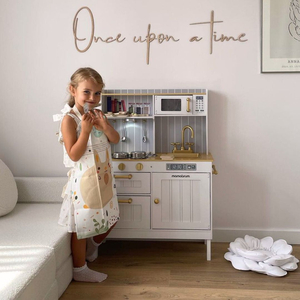 Cuisine blanche en bois avec accessoires et tablier