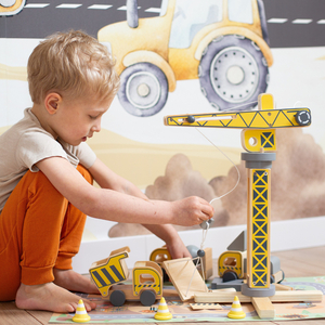 Chantier de construction en bois avec grande grue mobile et véhicules, grue à tour
