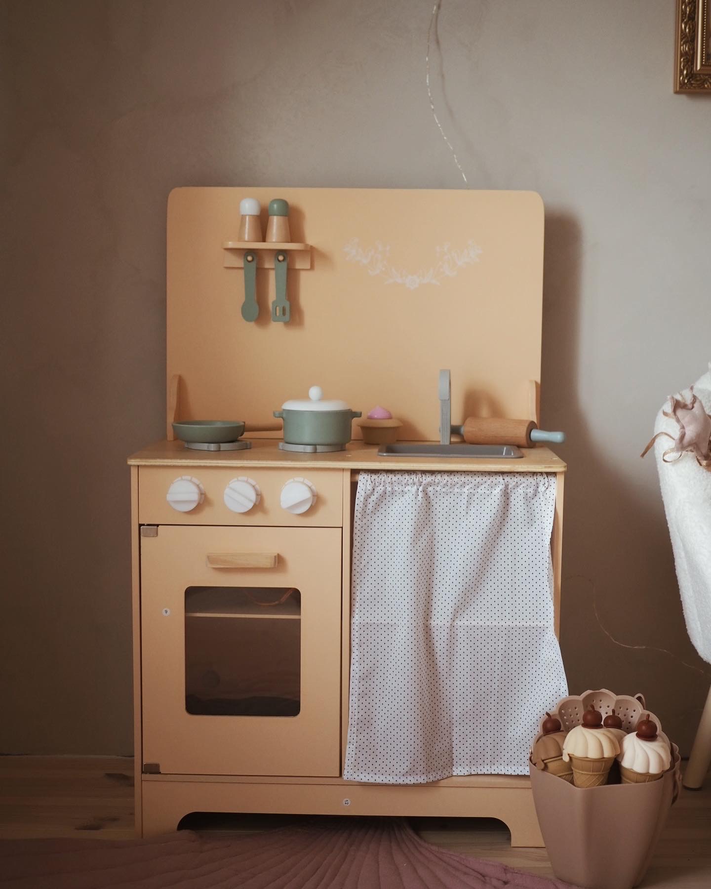 Cuisine en bois avec tablier, accessoires et éclairage LED