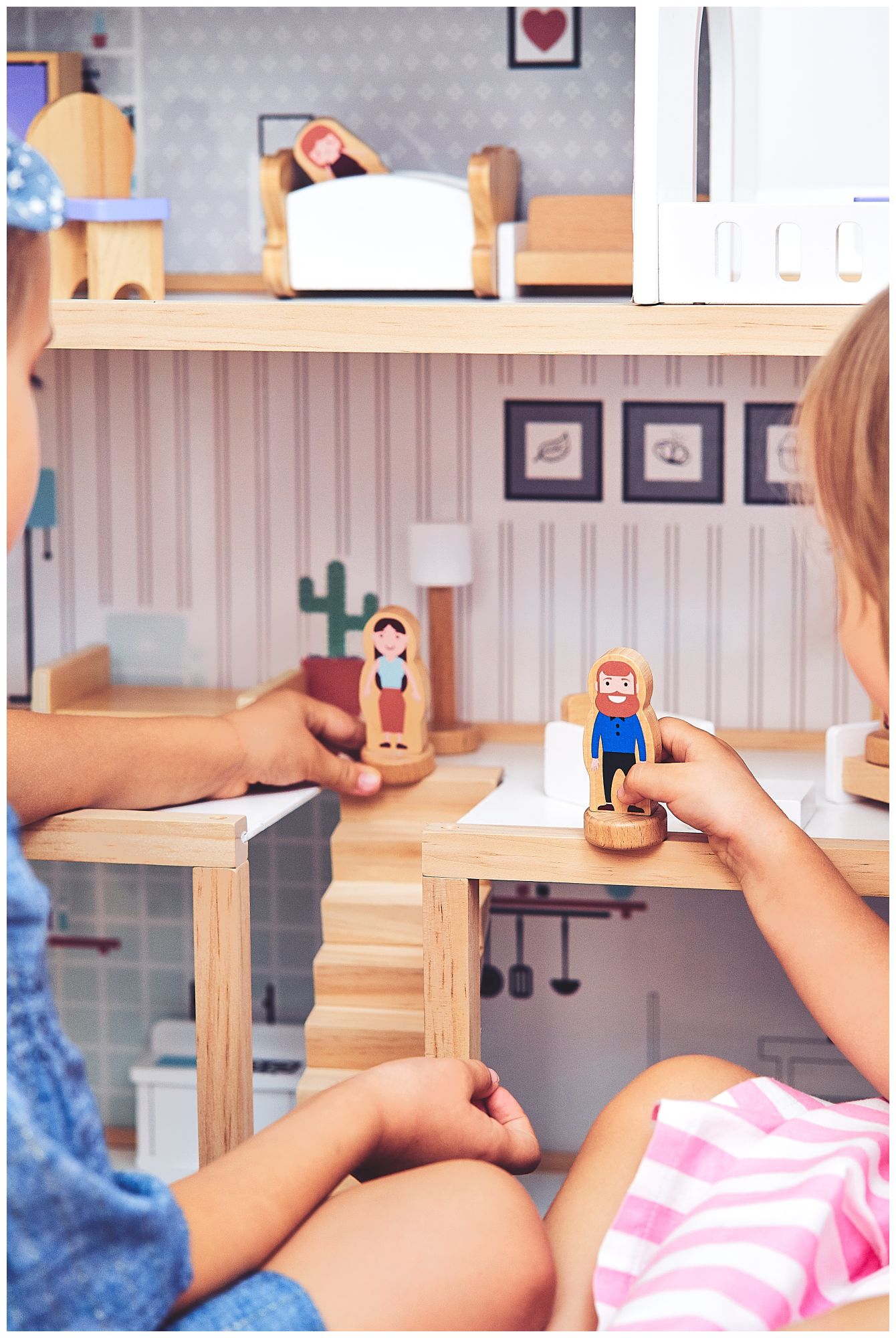 Maison de poupées en bois blanc avec accessoires 18 pcs.