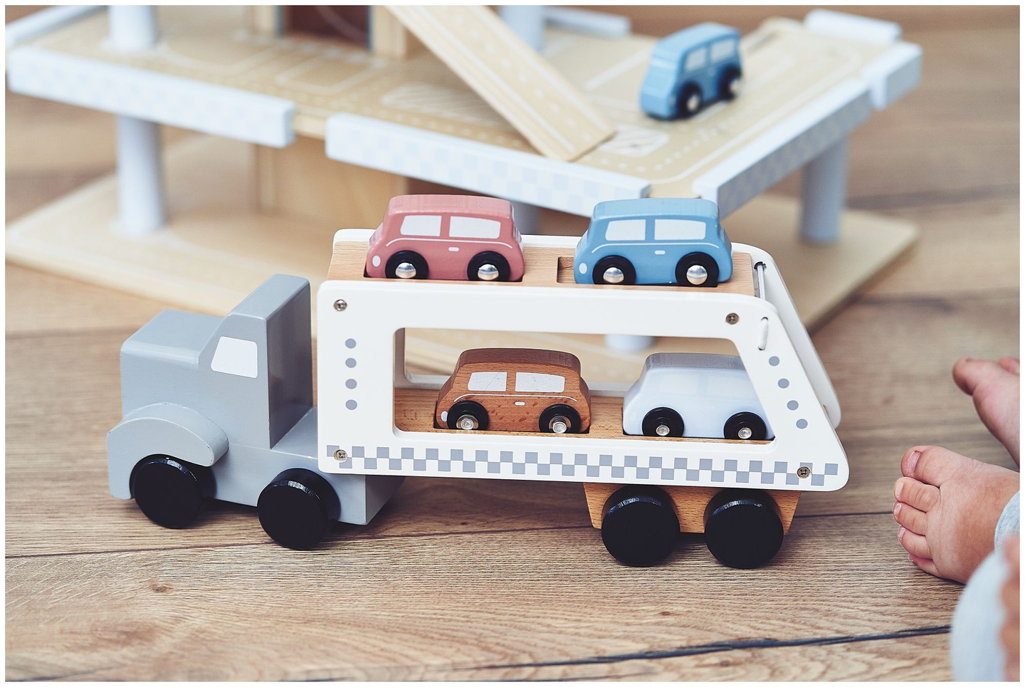 Camion-remorque en bois avec 4 voitures