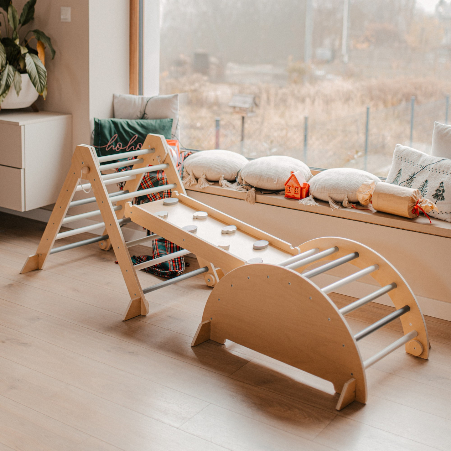 Aire de jeux intérieure en bois pour enfants - mur d'escalade, toboggan, arche d'escalade/bascule et triangle de Pikler