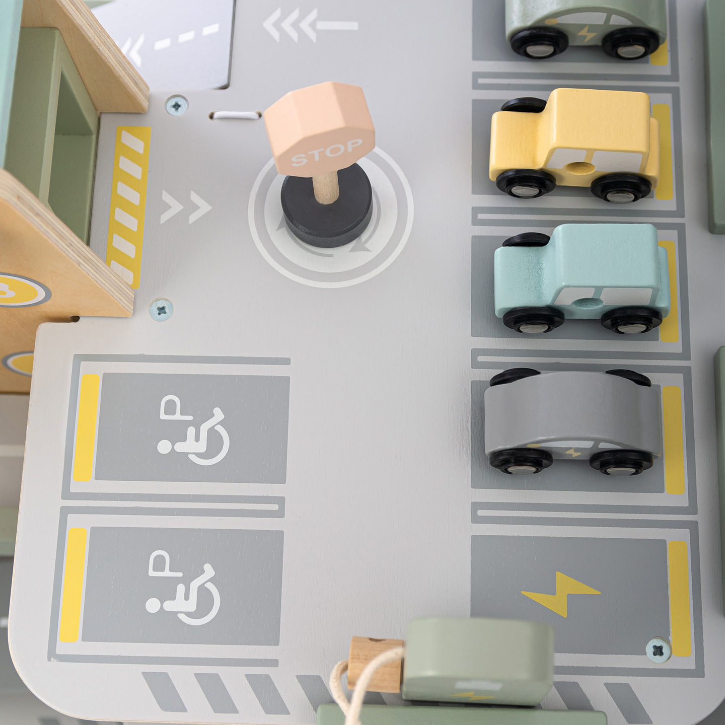 Garage en bois à trois étages pour enfants avec accessoires – parking, station-service, lave-auto, hélicoptère