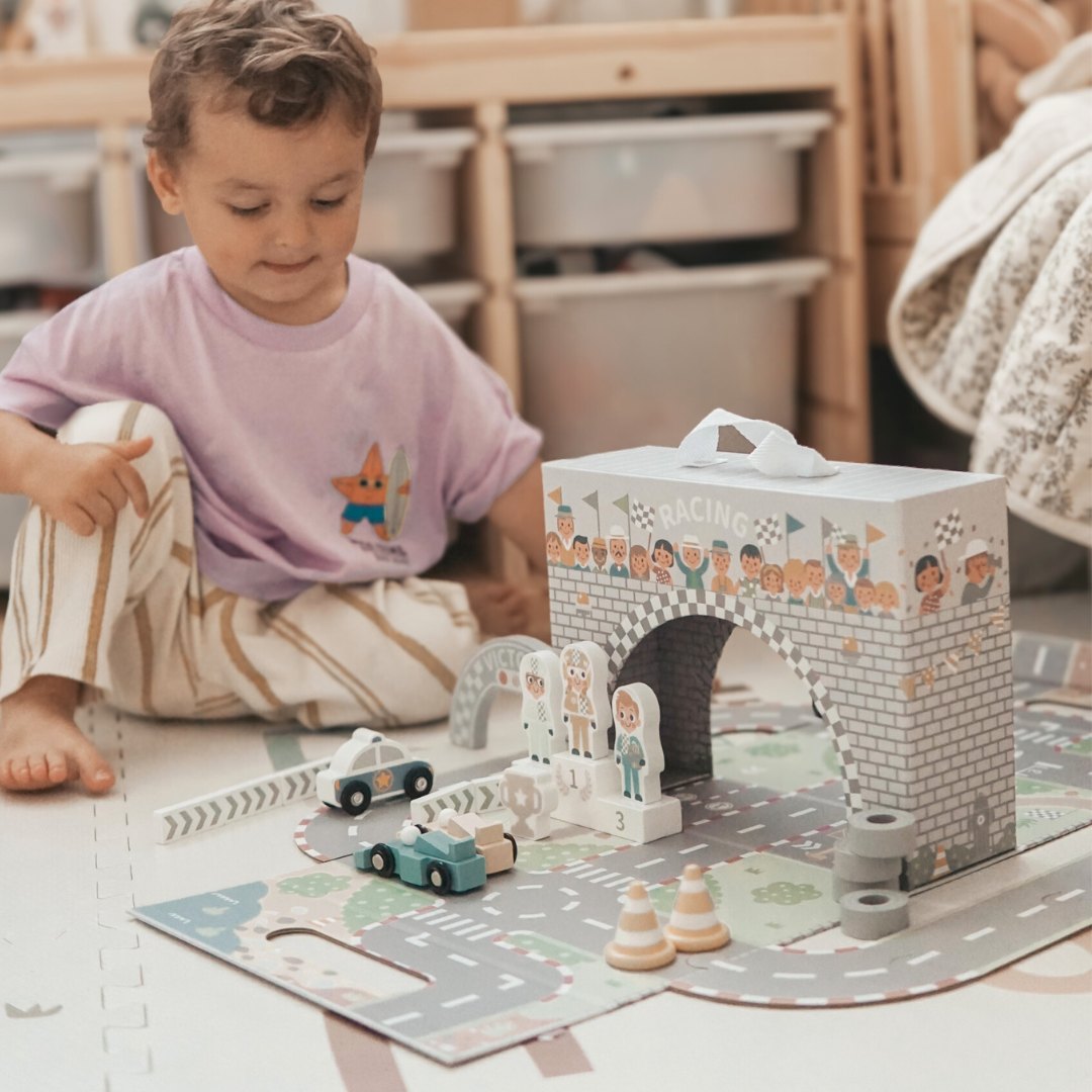 Valise magnétique avec piste de course, véhicules en bois et accessoires routiers