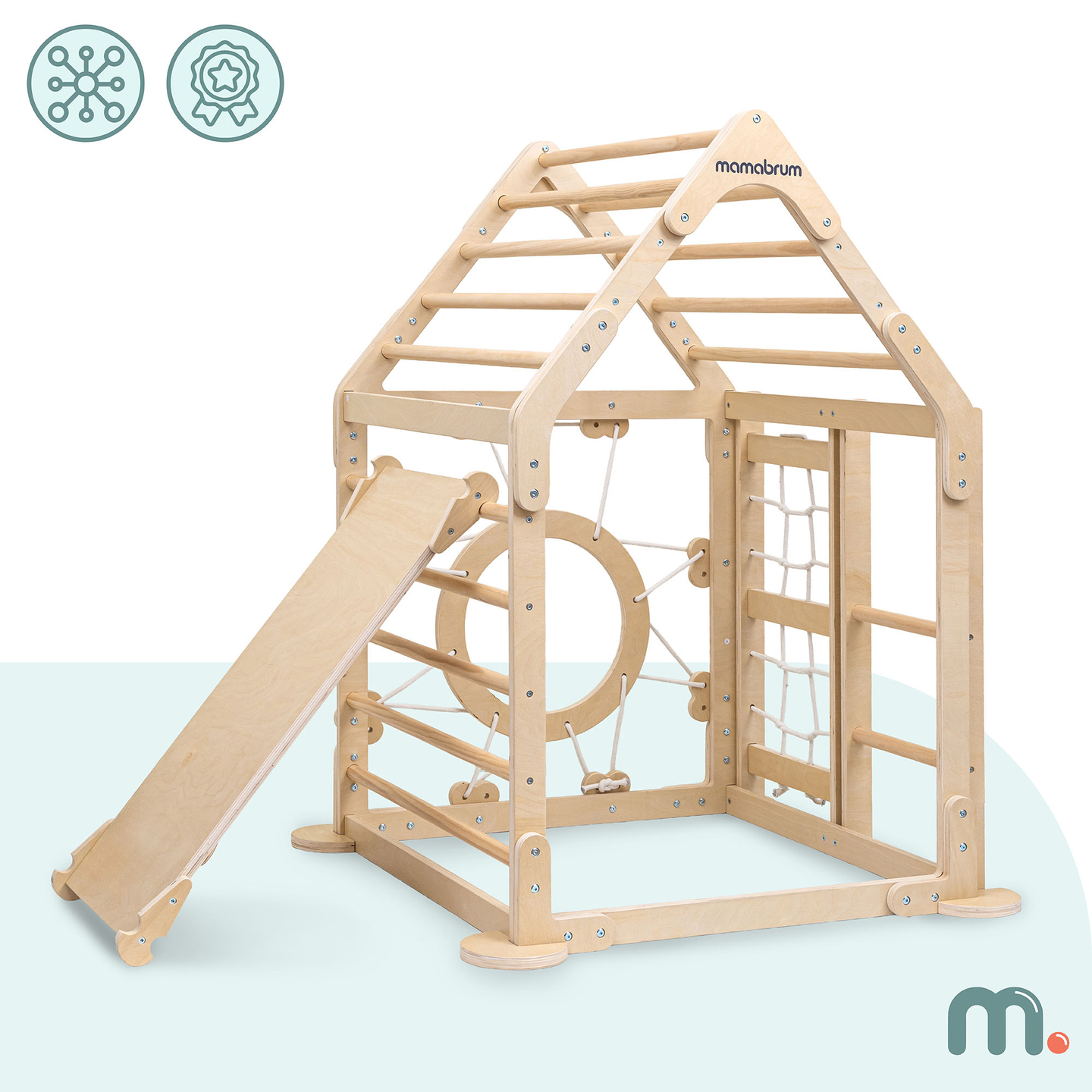 Aire de jeux intérieure en bois pour enfants - une maison avec échelles et toboggan