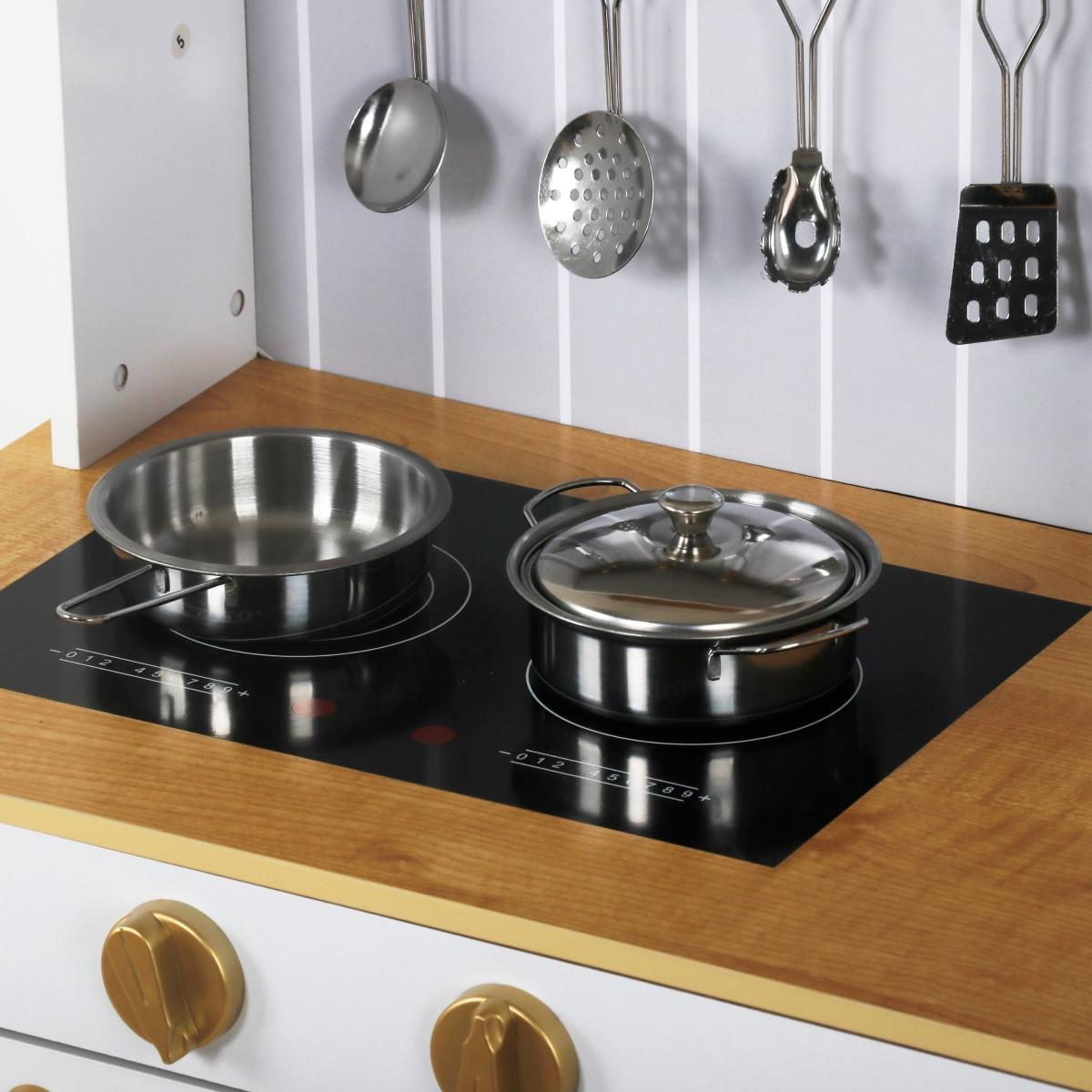 Cuisine blanche en bois avec accessoires et tablier