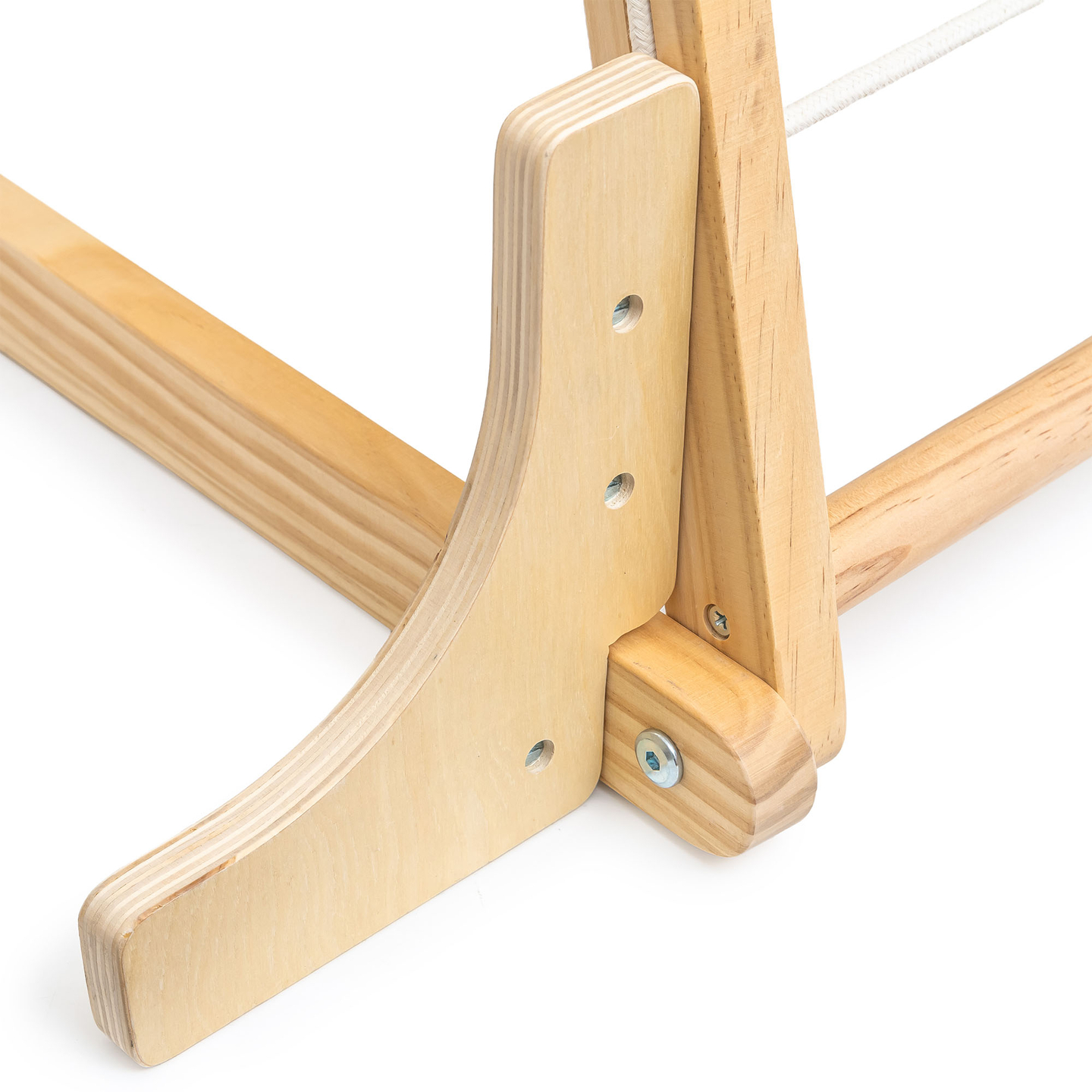 Aire de jeux intérieure en bois avec balançoire, anneaux de gymnastique et filet d'escalade