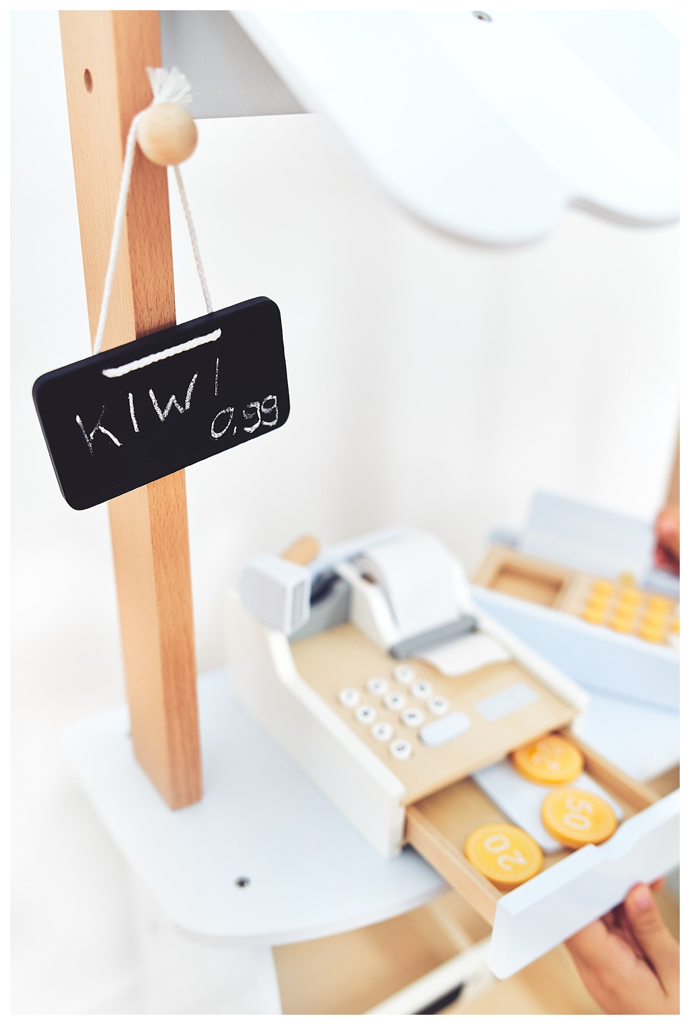 Magasin de légumes - étalage en bois avec caisses, caisse enregistreuse et terminal