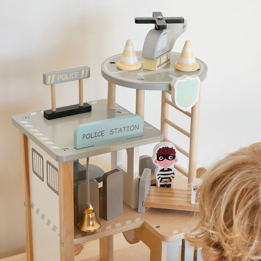 Poste de police en bois avec accessoires