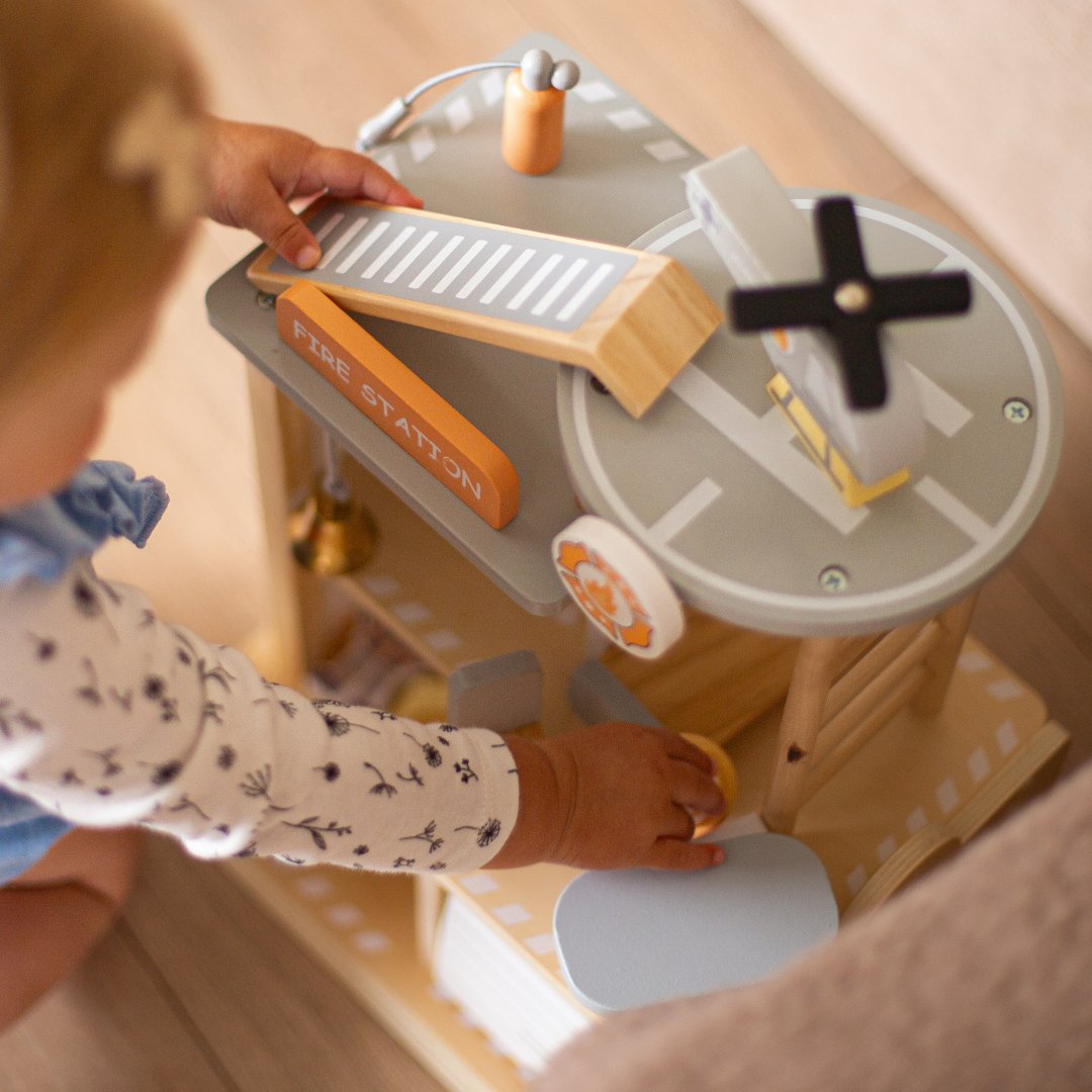 Caserne de pompiers en bois avec accessoires, pompiers