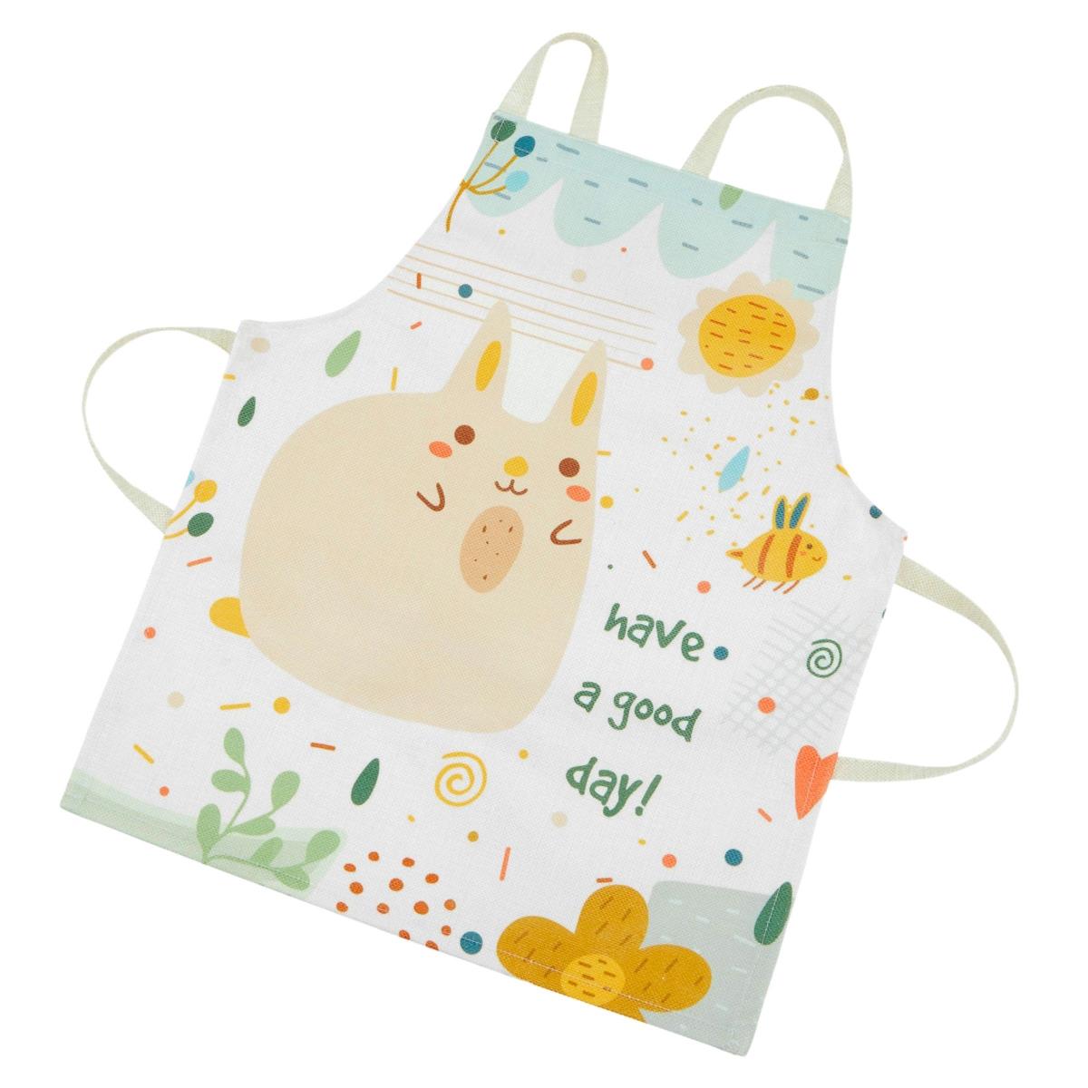 Cuisine blanche en bois avec accessoires et tablier