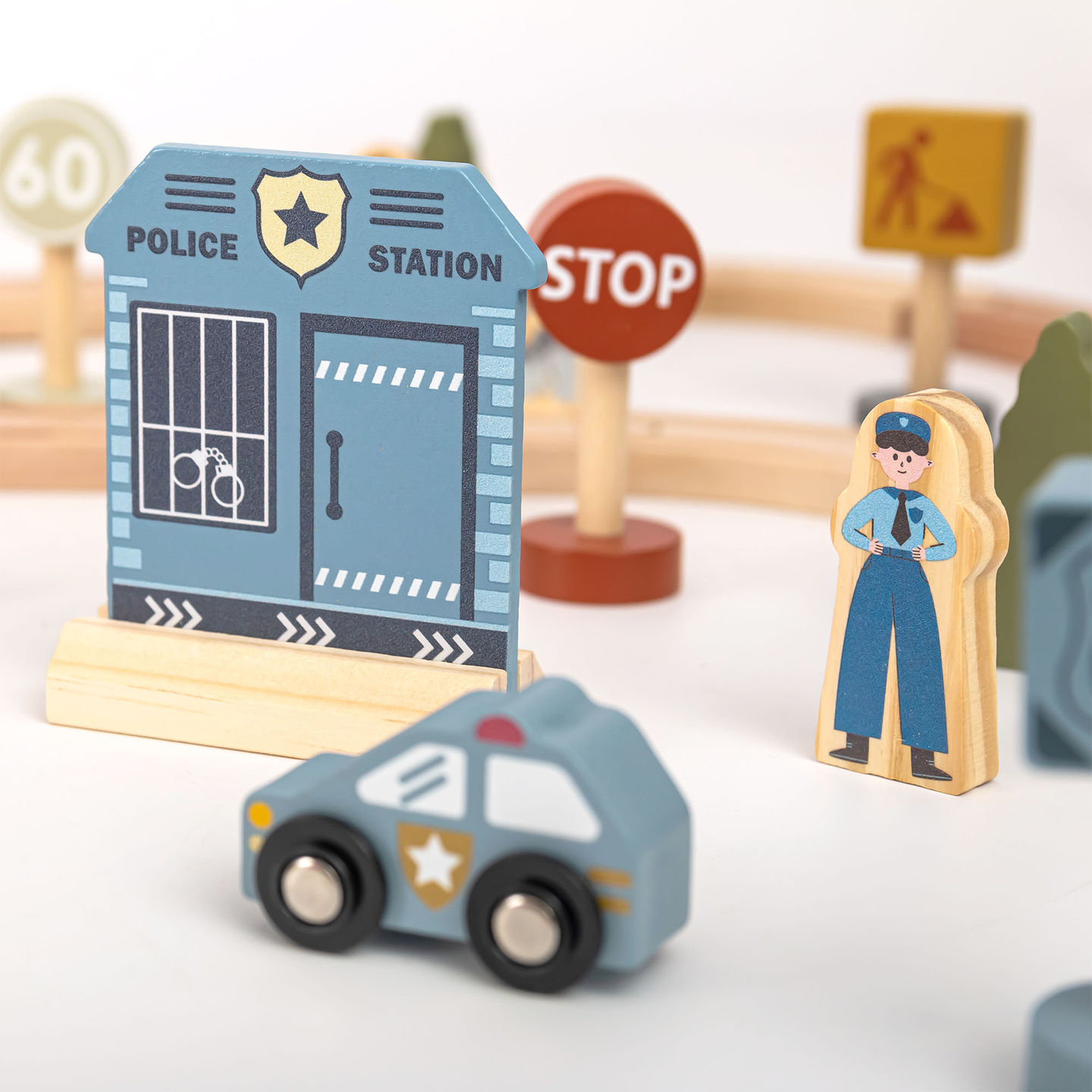 Chemin de fer urbain en bois avec train électrique - grue mobile, bateau, ponts