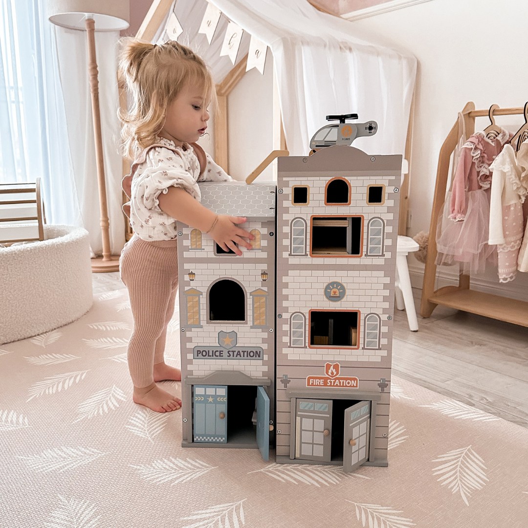 Grande caserne de pompiers pliante avec poste de police - ensemble en bois. Caserne de pompiers et poste de police avec accessoires.
