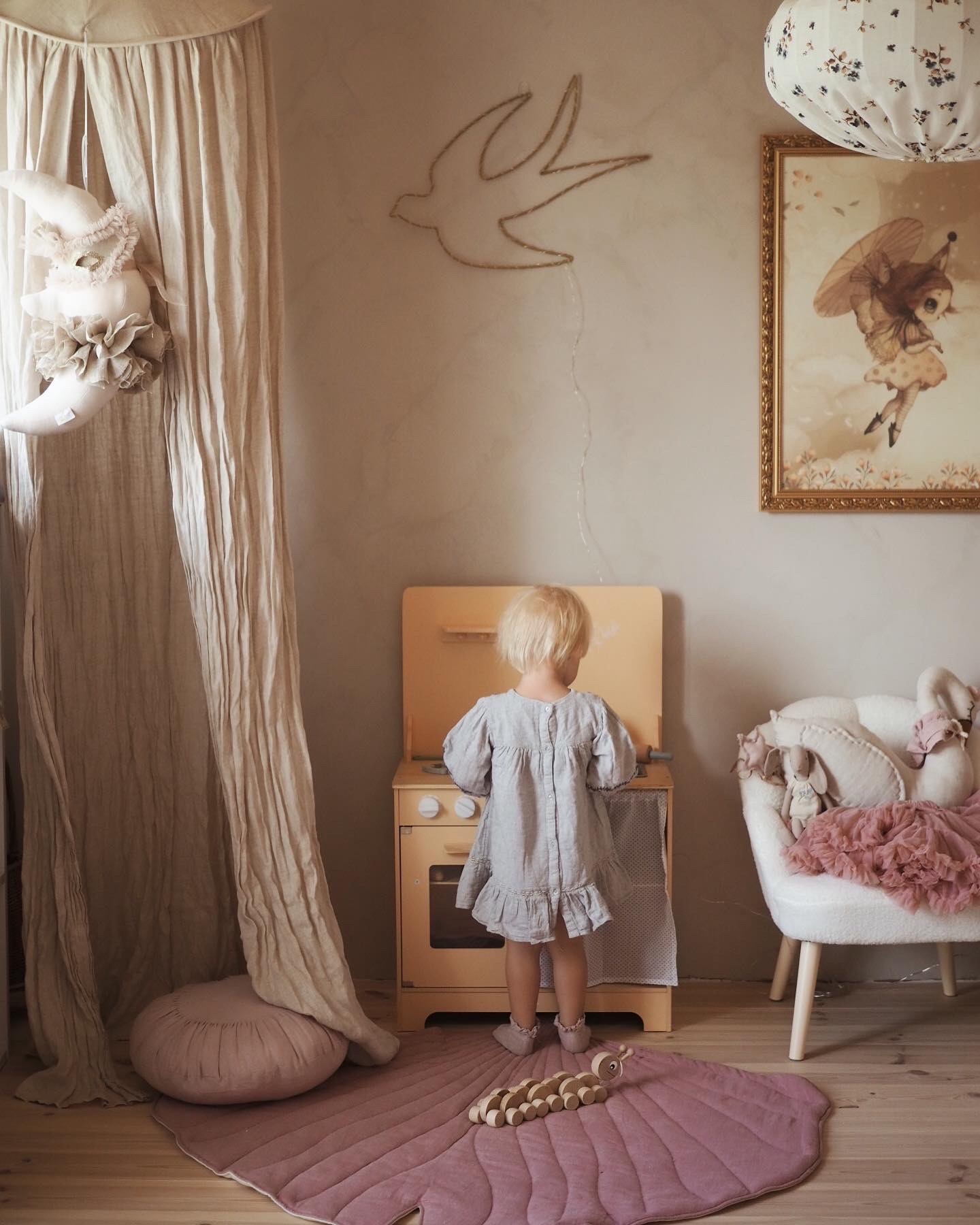 Cuisine en bois avec tablier, accessoires et éclairage LED